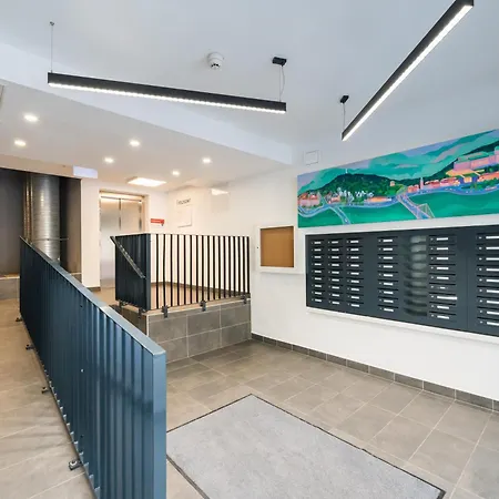 アパート Brand New Modern Apartment-balcony-garage