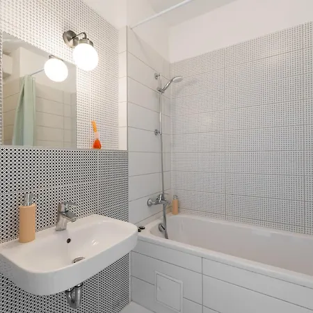 Brand New Modern Apartment-2 Rooms-balcony-garage Appartamento