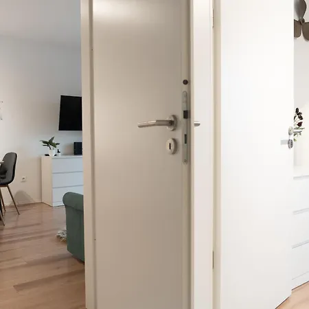 Brand New Modern Apartment-balcony-garage Lejlighed *